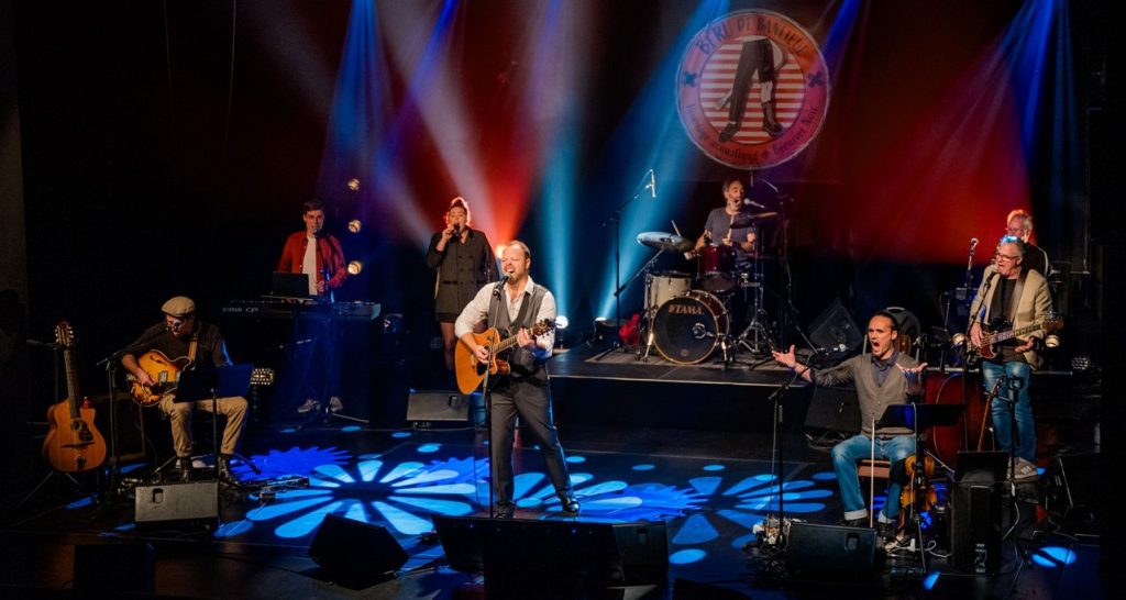Sorel-Tracy, le mardi, 27 novembre 2023 - L’album  « Béru de banlieue » de André Champagne a été lancé mercredi dernier, à la Salle Georges-Codling de Sorel-Tracy. Plus d’une centaine de personnes avaient accepté l’invitation à célébrer avec le chanteur sorelois la parution de son premier album, un disque concept en hommage à Bérurier Noir, groupe préféré de son adolescence.