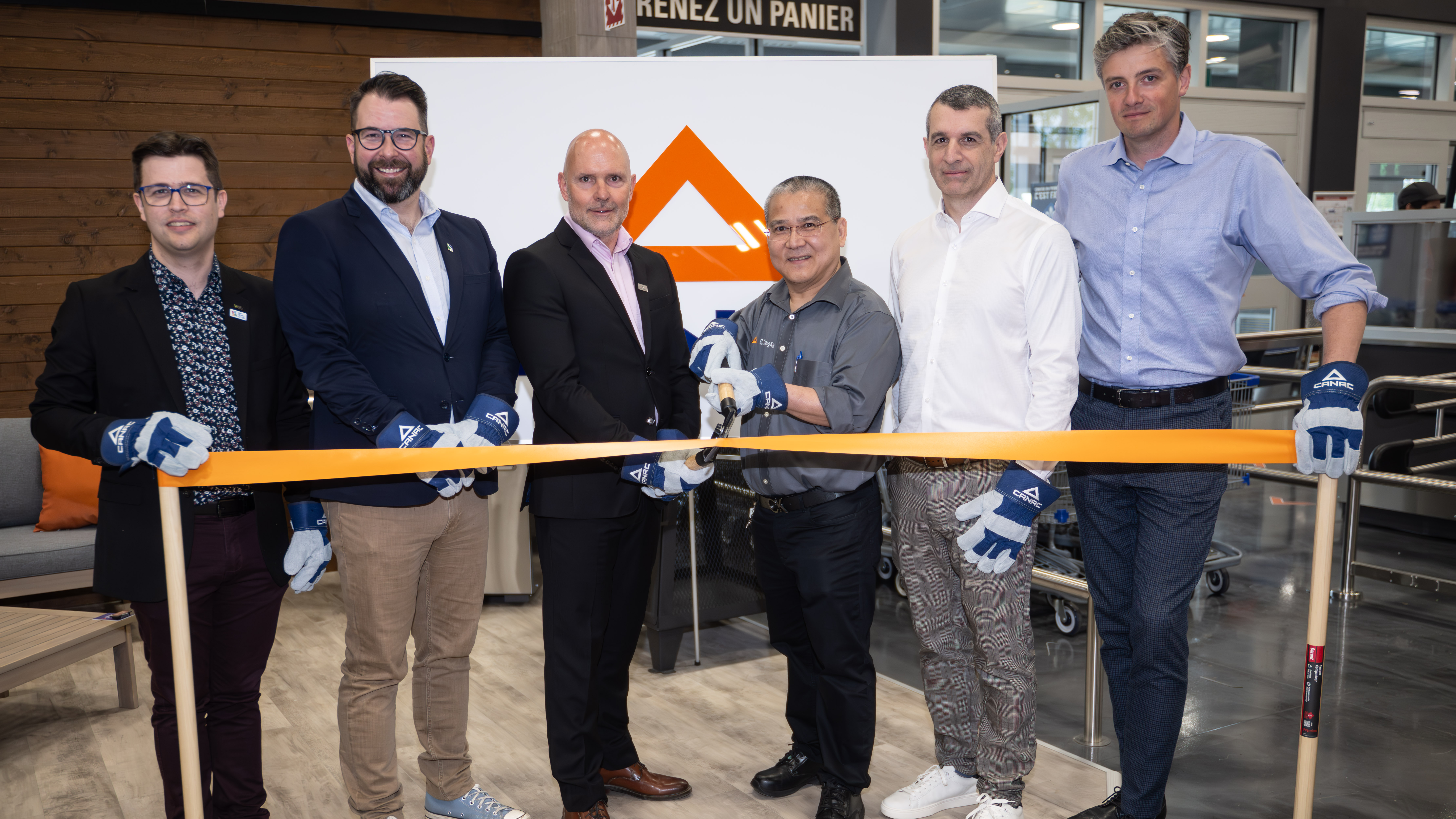 Vincent Deguise, préfet de la MRC Pierre-De Saurel, Patrick Péloquin, Maire de Sorel-Tracy, Martin Gamache, directeur général de CANAC, Gilok Chang Kai, directeur de la succursale de Sorel-Tracy, Daniel Chatelain, directeur en projet commercial et Charles Laberge, directeur développement et construction ont procédé à une coupe de ruban traditionnelle inaugurant ainsi officiellement le nouveau magasin.
