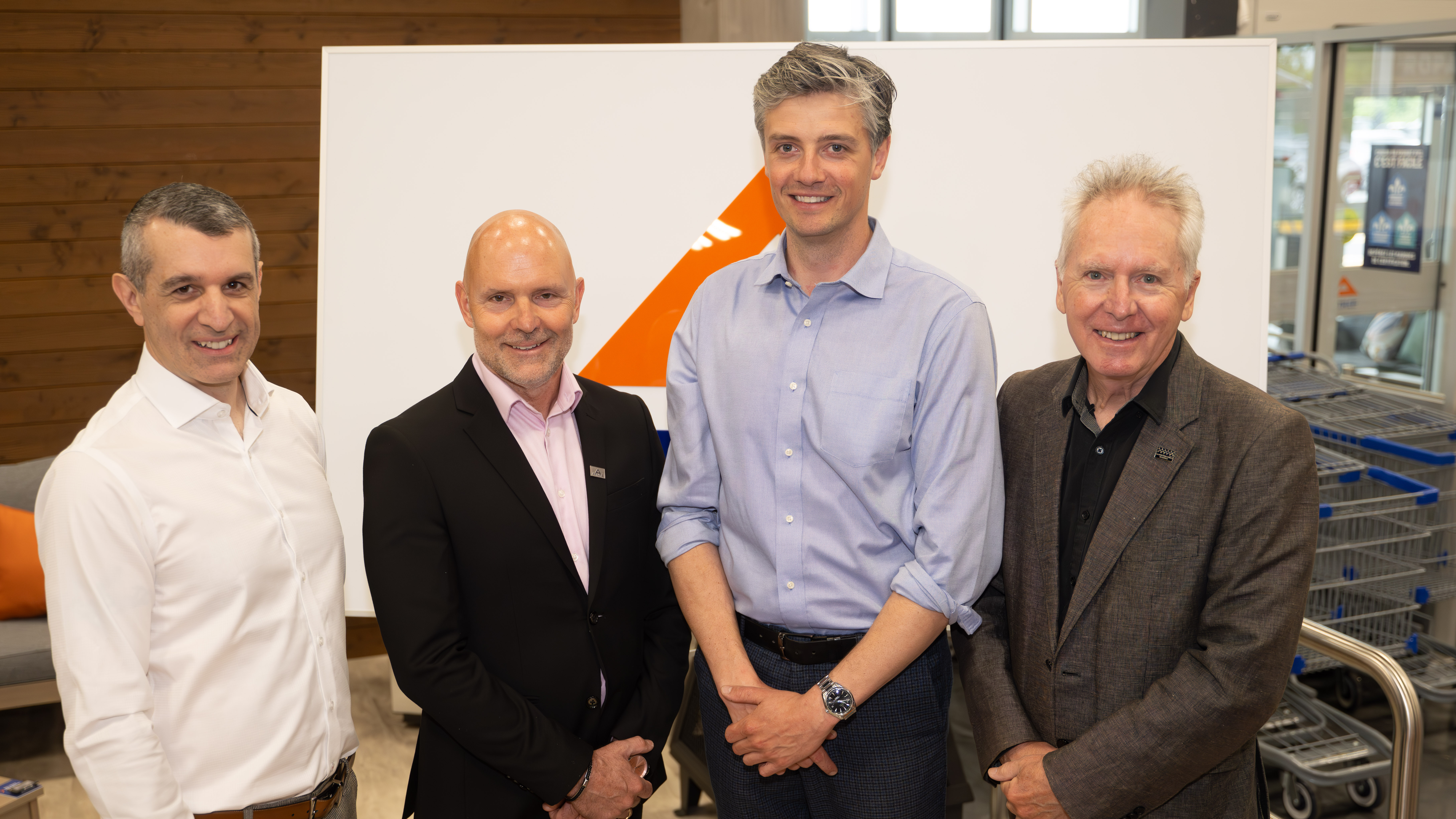 Daniel Chatelin, directeur en projet commercial, Martin Gamache, directeur général de CANAC, Charles Laberge, directeur développement et construction et Louis Latraverse, représentant de Jean-Bernard Émond, député de Richelieu