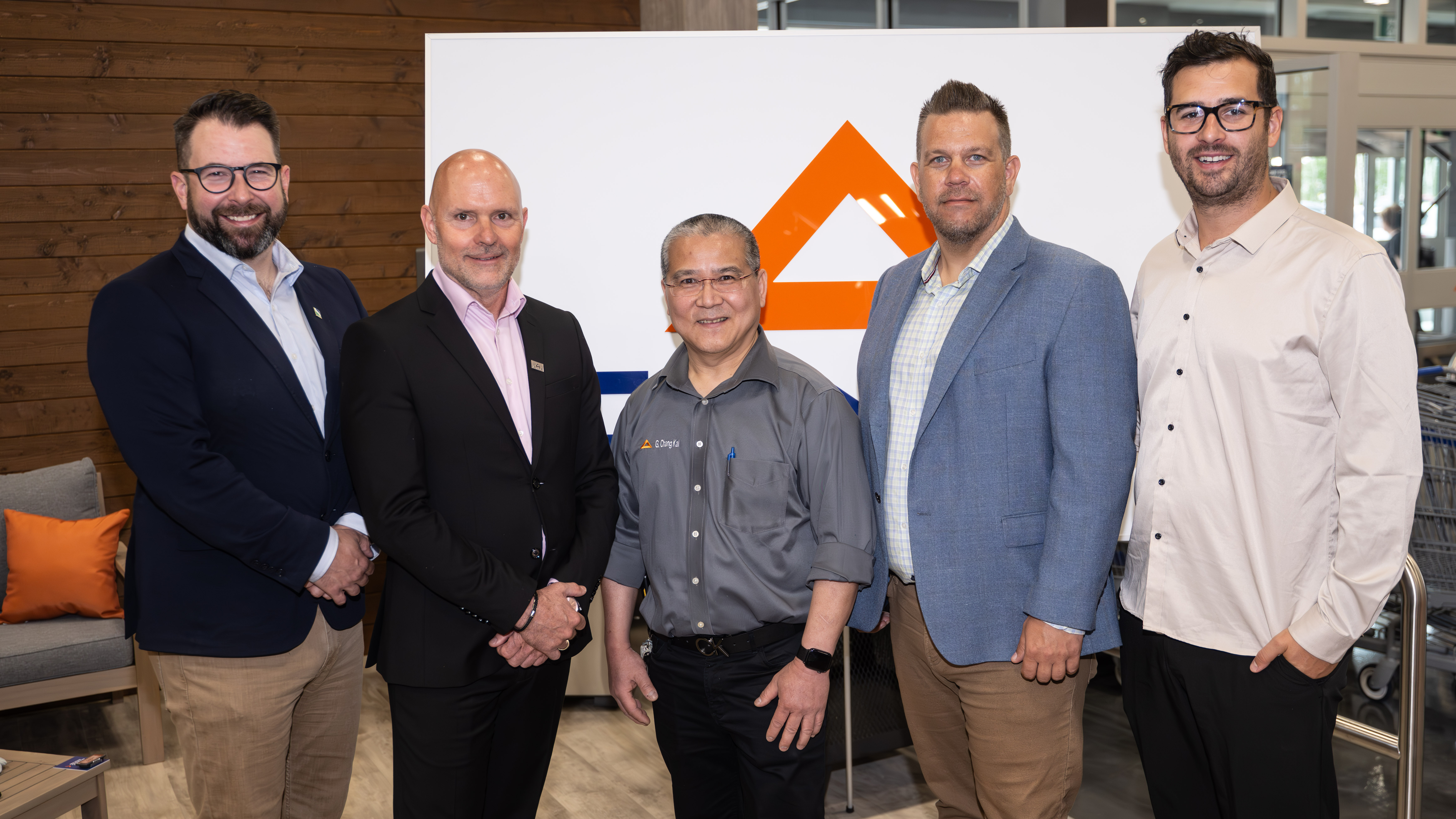 Patrick Péloquin, Maire de Sorel-Tracy, Martin Gamache, directeur général de CANAC, Gilok Chang Kai, directeur de la succursale de Sorel-Tracy, Luc Martel, directeur général de la Chambre de commerce et d'industrie de Sorel-Tracy et Rolland-Pierre Chalifoux son président