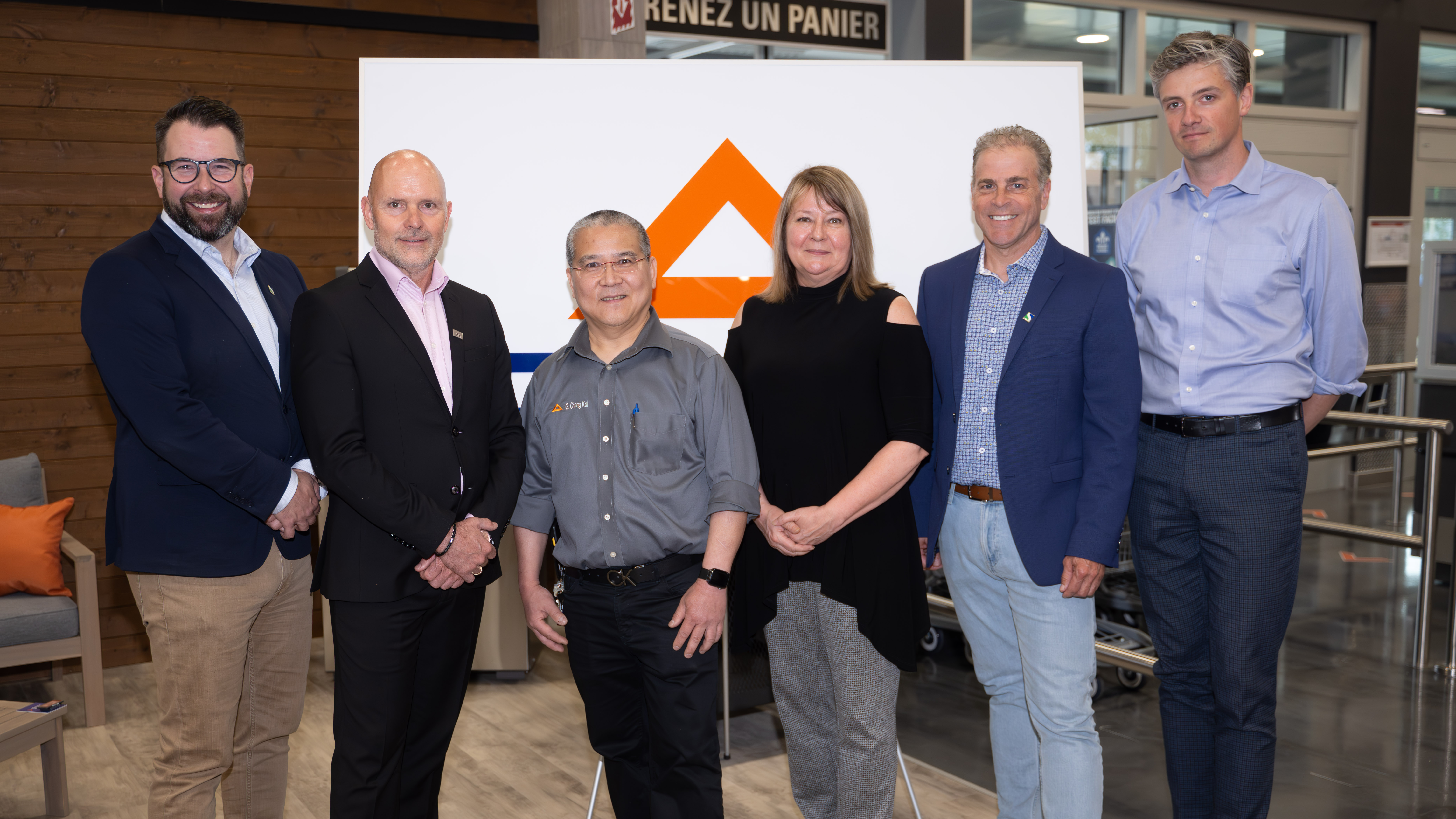 Patrick Péloquin, Maire de Sorel-Tracy, Martin Gamache, directeur général de CANAC, Gilok Chang Kai, directeur de la succursale de Sorel-Tracy, Dominique Ouellet et Stéphane Béland, tous deux conseillers à la ville de Sorel-Tracy