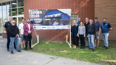 De gauche à droite, Jessy Girard, commissaire, Ligue nord-américaine de hockey (LNAH), Éric Champagne, architecte, Jean-François Cartier, gouverneur, Les Éperviers de Sorel, Patrick Péloquin, maire de Sorel, Audrey Quenneville, cheffe marketing, RONA inc., Benoit Laganière, directeur de district, RONA inc., Vèronique Legault, spécialiste marketing, RONA inc., Sylvain Sinclair, Revêtement Sinclair, Sylvain Descheneaux, propriétaire, Construction Sorel, Christian Deschenes, actionnaire et directeur gén.ral, Les Éperviers de Sorel, et Carl Payette, directeur de magasin, RONA Tracy
