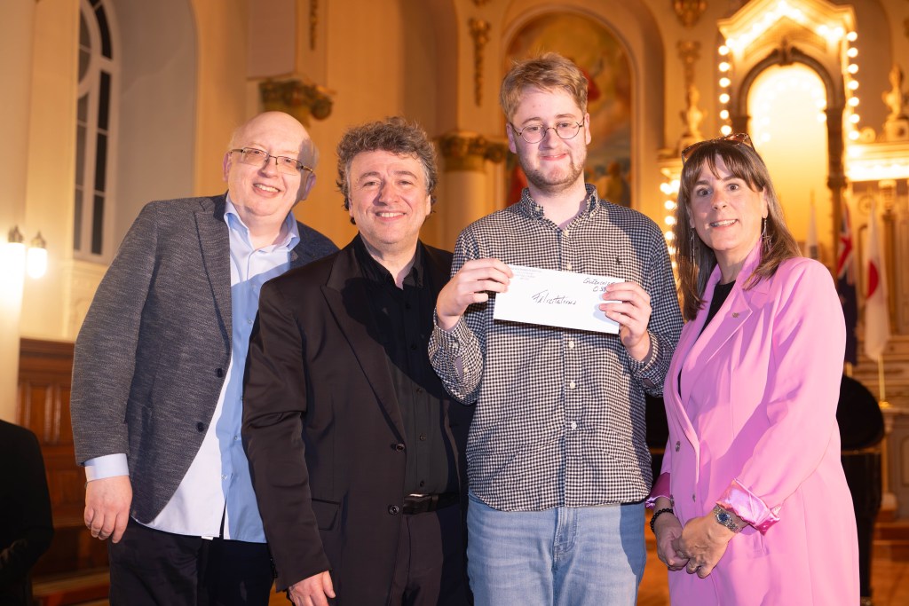 Grégoire Abadie, Prix pour la meilleure performance québécoise. Invitation à jouer en récital solo, le 30 mars 2025, 15h à la Salle Anaïs-Allard-Rousseau.