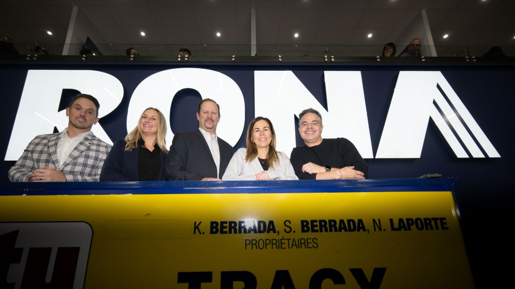 Louis-Philippe Charland, chef stratégie média, Marketing, RONA inc., Audrey Quenneville, cheffe, Marketing, RONA inc., Christian Deschênes, actionnaire et directeur général, Club de hockey les Éperviers de Sorel, Véronique Legault-Roussel, spécialiste, Marketing, RONA inc., et Frédéric Tremblay, conseiller principal, Communications d’entreprise, RONA inc - Photo Philippe Manning | Sorel-Tracy Info ©