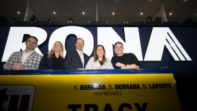 Louis-Philippe Charland, chef stratégie média, Marketing, RONA inc., Audrey Quenneville, cheffe, Marketing, RONA inc., Christian Deschênes, actionnaire et directeur général, Club de hockey les Éperviers de Sorel, Véronique Legault-Roussel, spécialiste, Marketing, RONA inc., et Frédéric Tremblay, conseiller principal, Communications d’entreprise, RONA inc - Photo Philippe Manning | Sorel-Tracy Info ©