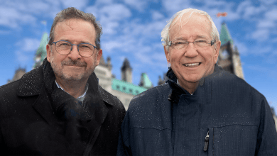 Yves-François Blanchet, chef du Bloc québécois et le député de Belœil-Chambly et Louis Plamondon, député de Bécancour — Nicolet— Saurel — Alnôbak sur la colline parlementaire à Ottawa, crédit photo : Philippe Manning / Sorel-Tracy Info