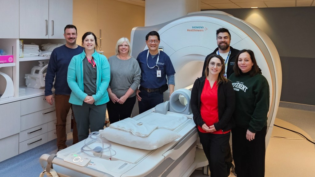 Jean-François Côté (conseiller en bâtiment), Stéphanie Talbot (technologue en imagerie médicale), Annie Masse (agente administrative), Dr Huu Hoang Duong (chef de la radiologie de l’Hôtel-Dieu de Sorel), Frédéric Labbé (coordonnateur en IRM par intérim à l’Hôpital Honoré-Mercier), Marie-Lou Fleurant (coordonnatrice en IRM à l’Hôtel-Dieu de Sorel) et Julie Laramée (technologue en imagerie médicale). Absente de la photo : Judith Renaud (technologue en imagerie médicale).