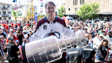Nicolas Aubé-Kubel et la Coupe Stanley. Crédit photo : Philippe Manning / Sorel-Tracy Info