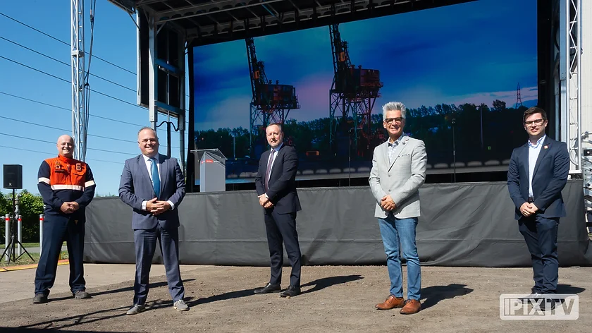 Guy Gaudreault, directeur général de RTFT, Jonatan Julien, ministre de l’Énergie et des Ressources naturelles du Québec, Jean-Bernard Émond, député de Richelieu à Québec, Serge Péloquin, maire de Sorel-Tracy et Vincent Deguise, maire de Saint-Joseph-de-Sorel, crédit photo : Philippe Manning, Sorel-Tracy Info