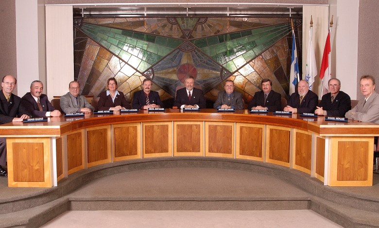 Premier Conseil de la ville de Sorel-Tracy en 2020, de gauche à droite : Denis Gagné, Marcel Lavallée, André Potvin, Michèle Lacombe, Michel Berthiaume, Marcel Robert (maire), André Bélanger, Jacques Tremblay, Denis Dumont, Yvon Bibeau et Daniel Bérubé Crédit photo : Sorel-Tracy Info (STI) / Philippe Manning