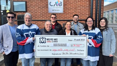 1ère rangée- Vincent Deguise, maire de Saint-Joseph-de-Sorel et porte-parole de l’événement, Julie Allard, intervenante programme Défi-Cancer du Cab du Bas-Richelieu, René Grenier, membre du comité organisateur de Nos Pee-Wee contre le cancer, Mélanie Dubé, directrice opération commerciale de PASCAN AVIATION, Nadine Désy, coordonnatrice aux bénévoles du CAB de Contrecœur et Audrey-Ann Gélinas, propriétaire de DOWIE DESIGN - 2e rangée Luc Dionne, membre du comité organisateur de Nos Pee-Wee contre le cancer et Guillaume Gouin, membre du comité organisateur de Nos Pee-Wee contre le cancer