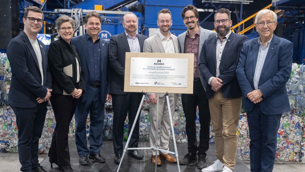 Dévoilement de la plaque lors de l’inauguration du centre de conditionnement à Sorel-Tracy, en avril 2025. De gauche à droite : Vincent Deguise, préfet de la MRC de Pierre-De Saurel et maire de Saint-Joseph-de-Sorel; Emmanuelle Géhin, présidente-directrice générale de RECYC-QUÉBEC; Pierre Pagé, PDG de Machinex; Normand Bisson, président-directeur général de l’AQRCB/Consignaction; Jonathan Ménard, vice-président au développement des affaires; Patrick Péloquin, maire de Sorel-Tracy; et Louis Plamondon. Crédit photo : Sorel-Tracy Info (STI) / Philippe Manning