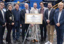 Dévoilement de la plaque lors de l’inauguration du centre de conditionnement à Sorel-Tracy, en avril 2025. De gauche à droite : Vincent Deguise, préfet de la MRC de Pierre-De Saurel et maire de Saint-Joseph-de-Sorel; Emmanuelle Géhin, présidente-directrice générale de RECYC-QUÉBEC; Pierre Pagé, PDG de Machinex; Normand Bisson, président-directeur général de l’AQRCB/Consignaction; Jonathan Ménard, vice-président au développement des affaires; Patrick Péloquin, maire de Sorel-Tracy; et Louis Plamondon. Crédit photo : Sorel-Tracy Info (STI) / Philippe Manning