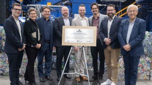 Dévoilement de la plaque lors de l’inauguration du centre de conditionnement à Sorel-Tracy, en avril 2025. De gauche à droite : Vincent Deguise, préfet de la MRC de Pierre-De Saurel et maire de Saint-Joseph-de-Sorel; Emmanuelle Géhin, présidente-directrice générale de RECYC-QUÉBEC; Pierre Pagé, PDG de Machinex; Normand Bisson, président-directeur général de l’AQRCB/Consignaction; Jonathan Ménard, vice-président au développement des affaires; Patrick Péloquin, maire de Sorel-Tracy; et Louis Plamondon. Crédit photo : Sorel-Tracy Info (STI) / Philippe Manning