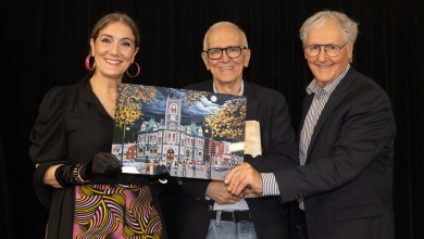 Lise Gauthier et Marcel Robert, tous deux de la Fondation des amis de la bonne entente, ont remis à M. Frappier une plaque représentant le bureau des postes et des douanes de l'époque ainsi que le Théâtre Sorel à droite sur l'oeuvre avec sa légendaire enseigne, le tout peint par le regretté Mario Cardin. Crédit photo : Philippe Manning, Sorel-Tracy Info