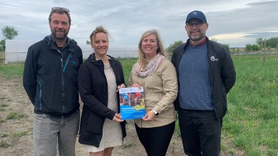 Frédéric Lebel, professeur-chercheur à l’ITAQ, Candice Cornet, conseillère scientifique en chef et coordinatrice du bureau de la recherche à l’ITAQ, Maud Allaire, mairesse, Nicklaus Davey, directeur général adjoint de la Ville de Contrecoeur, photo courtoisie : ville de Contrecoeur