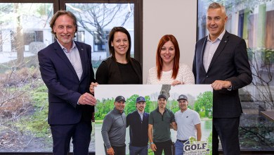 De gauche à droite : Marco Savard, directeur général dotation et développement organisationnel chez ArcelorMittal Produits longs Canada. Karel Chevrette, directrice marketing chez GM Paillé, Myriam Arpin, directrice générale de la Fondation du Cégep de Sorel-Tracy et Éric Parent, directeur général de la Caisse Desjardins Pierre-De Saurel. Crédit photo : Jean-Marc Mainella
