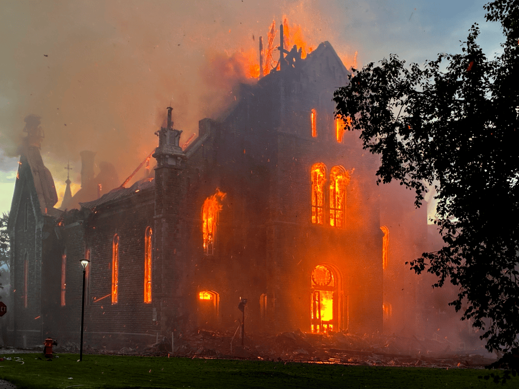 Église de Saint-Ours en flamme. Crédit photo : Service des incendies de Sorel-Tracy