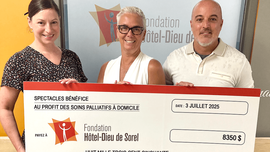 Geneviève Gouin, infirmière pour les soins palliatifs à domicile, Chantal Lefebvre, présidente du conseil d'administration de la Fondation Hôtel-Dieu de Sorel, Steve Gouin, infirmier pour les soins palliatifs à domicile, conseiller clinique en soins palliatifs. crédit photo : Courtoisie de la Fondation de l'Hôtel-Dieu de Sorel