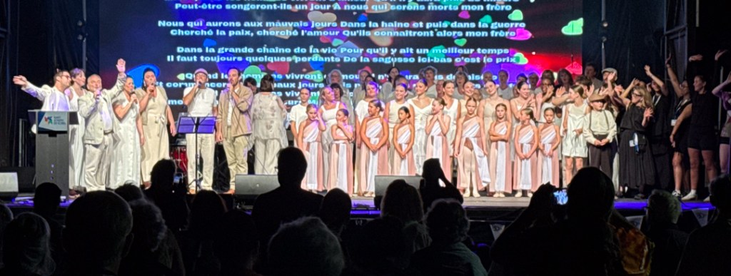 Plus de 50 artistes — musiciens, pianistes, chanteurs, conteurs et gigueurs — ont illuminé la soirée du 150e de Saint-Joseph-de-Sorel. (les artistes invités en plus de la troupe de danse SoDanse, Laurence Manning, Pascale Guertin, Antoine Laporte, Jany Provost, Fred‑Éric Salvail, Michel Côté, Katherine Laplante, Dominique Hébert, Étienne Larocque). Crédit photo : Philippe Manning / Sorel-Tracy Info