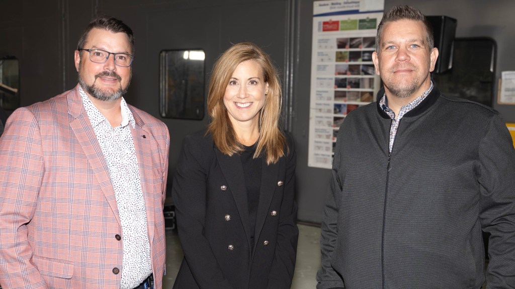 André Averill, président de la Chambre de commerce et d’indsutrie de Sorel-Tracy, Heather Chalmers, présidente et cheffe de la direction de GE Vernova Canada et Luc Martel, directeur général de la Chambre de commerce et d’industrie de Sorel-Tracy. Crédit photo : Sorel-Tracy Info (STI) / Philippe Manning