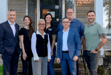 De gauche à droite : Éric Parent (directeur général de la Caisse Desjardins Pierre-De Saurel), Andrée-Anne Beaudoin (directrice générale de la Fondation Hôtel-Dieu de Sorel), Chantal Lefebvre (présidente du conseil d’administration de la Fondation Hôtel-Dieu de Sorel), Marilou Vien (coordonnatrice clinique à La Traversée centre de crise et de prévention du suicide), Robert James Borris (directeur des programmes santé mentale et dépendance au CISSS de la Montérégie-Est), Sylvain Dupuis (directeur général de La Traversée centre de crise et de prévention du suicide) et Philippe Perreault (président du conseil d’administration de La Traversée centre de crise et de prévention du suicide).