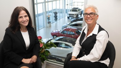 Suzie Beaudoin, animatrice de Classe affaires et Chantal Lefebvre, présidente et co-propriétaire de Pierre Lefebvre Toyota à Sorel-Tracy. Crédit photo : Philippe Manning / Sorel-Tracy Info