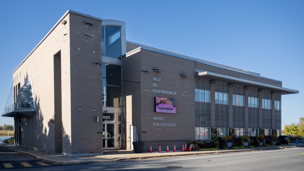 Mairie et bibliothèque de la Ville de Contrecoeur. Crédit photo : Philippe Manning / Sorel-Tracy Info