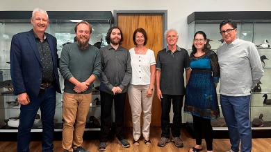 Le nouvel employé de la Société historique Pierre-de-Saurel, Alexis Paulet (centre gauche), entouré par le directeur général, Geoffrey Shayne Packwood (deuxième à gauche), ainsi que les membres du conseil d’administration de la Fondation d’Histoire Pierre-De Saurel. De gauche à droite : Richard Pelletier, Geoffrey Shayne Packwood, Alexis Paulet, France Cournoyer, Jean-Michel Leclaire, Jacinthe Claveau et René Chevalier.