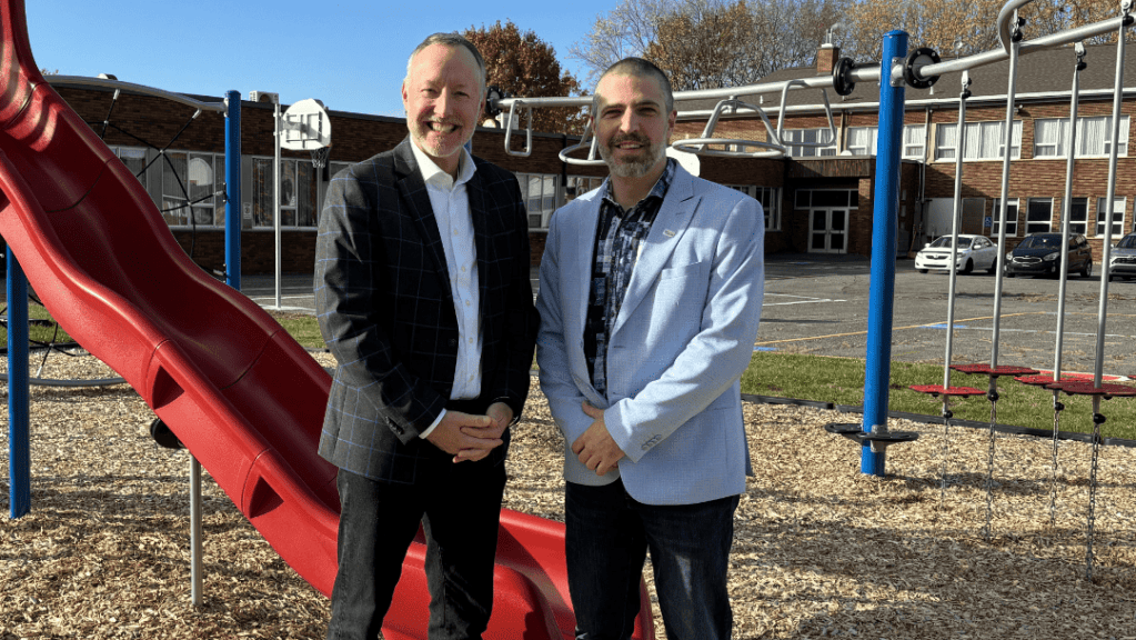 Jean-Bernard Émond, député de Richelieu et Jonathan Charbonneau, directeur général du CSSST. photo : courtoisie