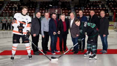 Pour la mise au jeu de la soirée derrière les 2 capitaines des équipes : Yanick Gagné directeur général de la ligue M18 AA, Alain Poissant, président et directeur du tournoi, Patrick Péloquin, maire de Sorel-Tracy, Richard Morrissette du groupe RM, Yanick Lévesque, animateur à RDS, Benoît Rajotte des Gaulois Saint-Hyacinthe, François Beauchemin et Simon Verrier de la ligue M18 AAA. Crédit photo : Philippe Manning / Sorel-Tracy Info