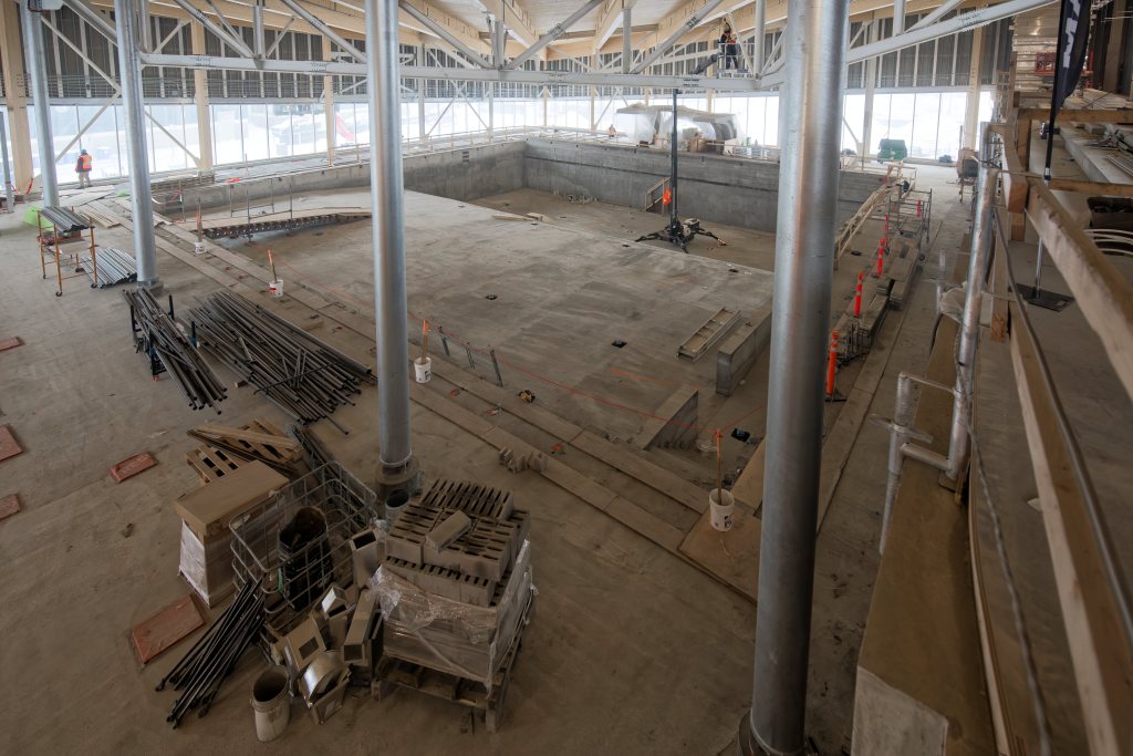 Vue de l’aire du bassin du futur complexe aquatique. À droite du bassin, derrière la colonne, la rampe assurera un accès universel aux personnes à mobilité réduite. Comparativement à la piscine Laurier-Ménard, le nombre de couloirs de nage passera de six à dix, ce qui permettra d’augmenter la capacité d’accueil de 50 %, soit de 200 à 300 baigneurs. Crédit photo : Sorel-Tracy Info (STI) / Philippe Manning