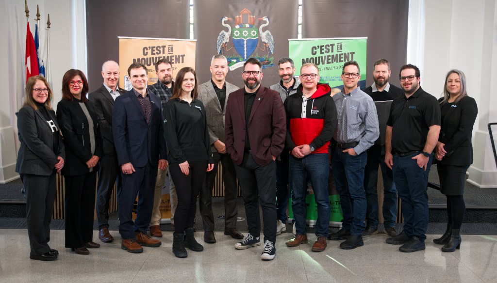 Vignette (de gauche à droite) : Vicky Bussière, (Ville de Sorel-Tracy), Chantal Cimon (Développement économique Pierre-De Saurel), Richard Marceau (Magil Construction), Jean-François Gauthier (Rio Tinto), Maxime Fauteux (QSL), Kristy Ante (Magil Construction), Éric Parent (coprésident du comité de candidature de Sorel-Tracy), Patrick Péloquin (maire de Sorel-Tracy), Maxime Lesiège (Aciers Régifab), Jonathan Laperle (Maple MC2), Marco Cardin (Gimatech), Francis Guillemette (EZSecur), Simon Deschesnes (Gestion événementielle Deschesnes inc.), Julie Gagnon (Développement économique Pierre-De Saurel). Crédit photo : Philippe Manning / Sorel-Tracy Info