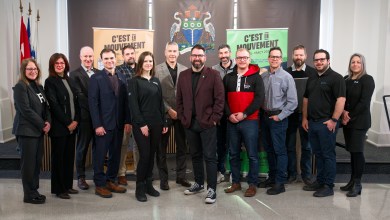 Vignette (de gauche à droite) : Vicky Bussière, (Ville de Sorel-Tracy), Chantal Cimon (Développement économique Pierre-De Saurel), Richard Marceau (Magil Construction), Jean-François Gauthier (Rio Tinto), Maxime Fauteux (QSL), Kristy Ante (Magil Construction), Éric Parent (coprésident du comité de candidature de Sorel-Tracy), Patrick Péloquin (maire de Sorel-Tracy), Maxime Lesiège (Aciers Régifab), Jonathan Laperle (Maple MC2), Marco Cardin (Gimatech), Francis Guillemette (EZSecur), Simon Deschesnes (Gestion événementielle Deschesnes inc.), Julie Gagnon (Développement économique Pierre-De Saurel). Crédit photo : Philippe Manning / Sorel-Tracy Info
