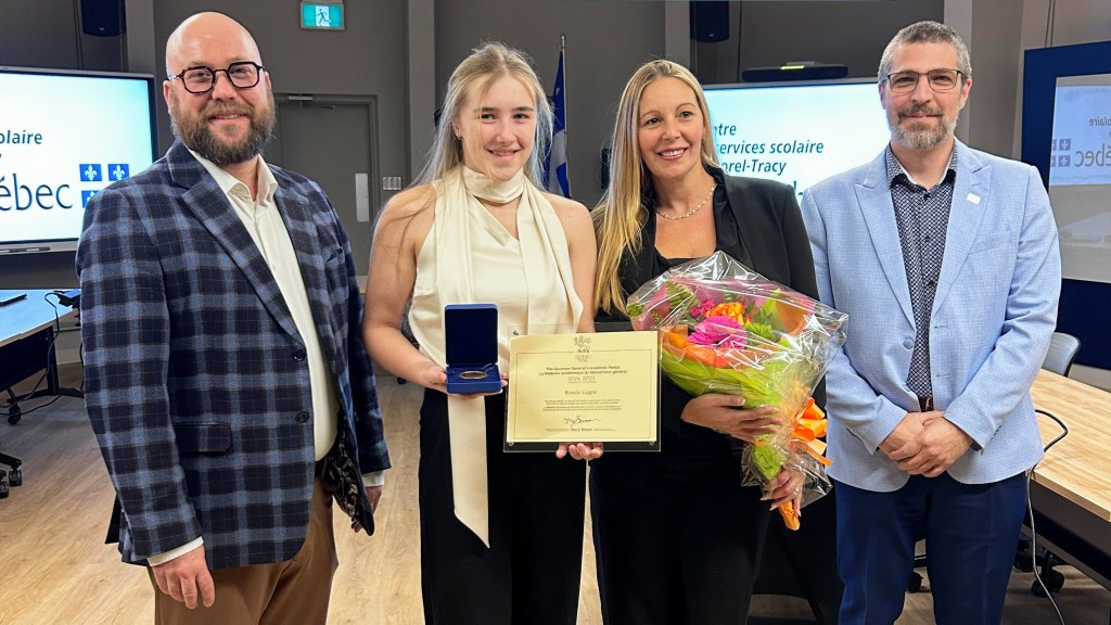 Germain Pitre, directeur adjoint à l'École secondaire Bernard‑Gariépy, Rosalie Gagné en compagnie de sa mère Julie Marchand, et Jonathan Charbonneau, directeur général du CSS de Sorel‑Tracy.