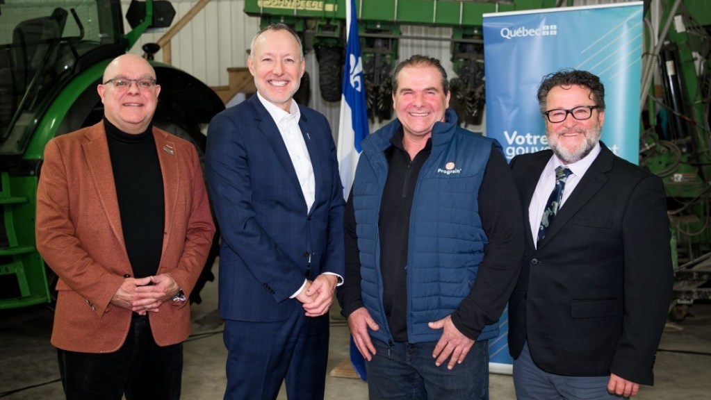 Stéphane Labrie, président-directeur général de La Financière agricole du Québec, Jean-Bernard Émond, député de Richelieu, Patrick Benoit, Ferme Patrick Benoit et Donald Martel, ministre de l’Environnement, de la Lutte contre les changements climatiques, de la Faune et des Parcs et ministre responsable des Infrastructures. Crédit photo : Philippe Manning / Sorel-Tracy Info