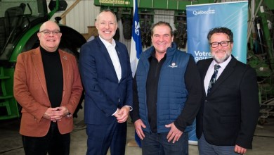 Stéphane Labrie, président-directeur général de La Financière agricole du Québec, Jean-Bernard Émond, député de Richelieu, Patrick Benoit, Ferme Patrick Benoit et Donald Martel, ministre de l’Environnement, de la Lutte contre les changements climatiques, de la Faune et des Parcs et ministre responsable des Infrastructures. Crédit photo : Philippe Manning / Sorel-Tracy Info