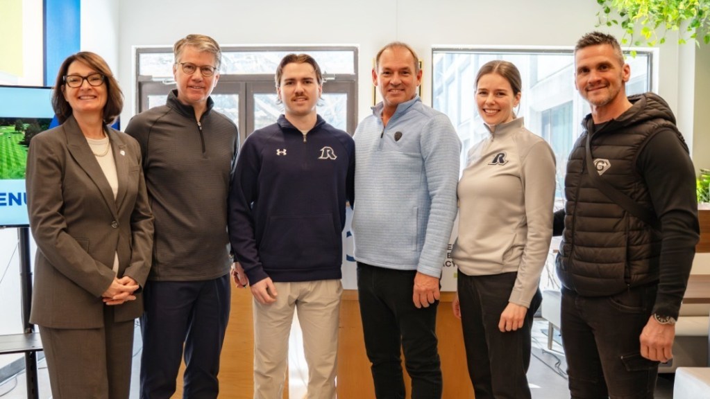 Diane Dumas, directrice générale et des affaires corporatives, Richard Farley, enseignant en informatique et initiateur du projet, Jérémy Godin, entraîneur des Rebelles golf, Pierre Ouellette, directeur général du Club de golf Les Dunes, Joey Letendre, propriétaire Athlétik gym. Crédit photo : Karelle Farley