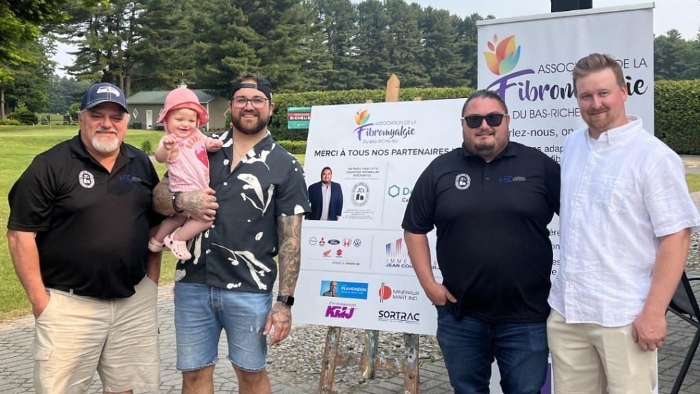 Mathieu Marcotte, courtier immobilier au sein de l’équipe de Janie Dionne, ainsi que son père, Daniel Marcotte, son partenaire chez Habitations Marcotte inc. Les deux autres hommes sont ses coéquipiers au sein de son quatuor lors de l’édition 2025.