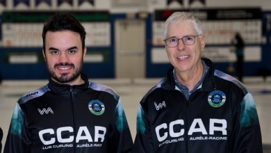 Pierre-Olivier Pagé, coordonnateur du Club de curling de Sorel-Tracy et Guy Vincent, président du conseil d’administration du Club de Curling Aurèle-Racine. Crédit photo : Philippe. Manning / Sorel-Tracy Info
