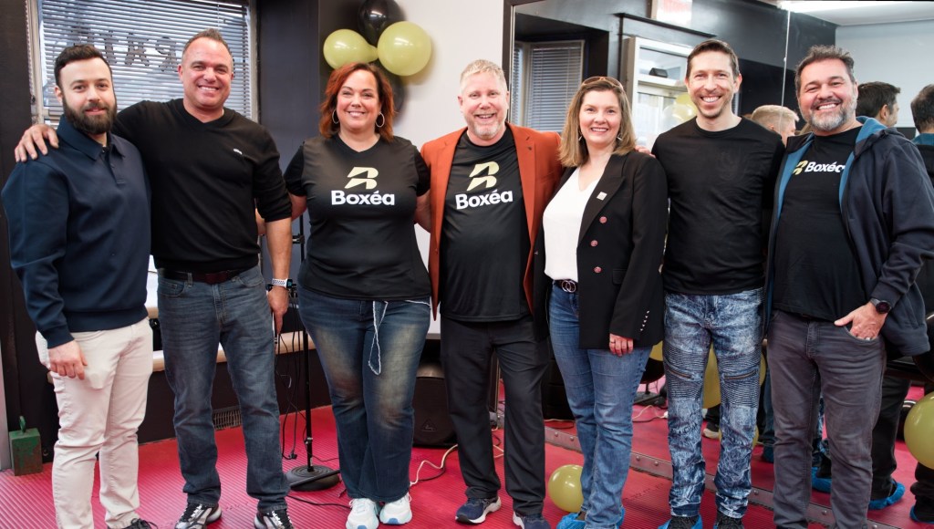 Guillaume Lacombe (franchiseur), Steve Bernier (franchisé – Le Bourgneuf et Sainte-Foy), Nancy Desormiers (franchisée – Sorel-Tracy), Luc Lauzière (franchisé – Sorel-Tracy), ainsi que Nancy Martin et Jocelyn Brunet (franchisés – Saint-Sauveur, ouverture prévue en août 2026). Crédit photo : Philippe Manning / Sorel-Tracy Info