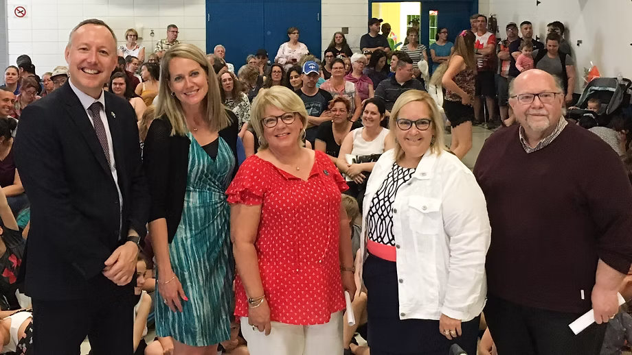Jean-Bernard Émond, député de Richelieu, Audrey Mills, directrice de l’École intégrée d’Yamaska, Diane De Tonnancourt, mairesse de Yamaska, Claudine Lachapelle, directrice générale de la Commission scolaire de Sorel-Tracy et Gaston Honnill Boisvert, commissaire scolaire du Bassin de la Yamaska.
