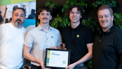 Sébastien Bibeau, coach-expert en commercialisation de produits innovants, Gabriel Laroche, Zachari Lavallée, étudiants du programme Développement logiciel et IA et Jean-Philippe Hébert, enseignant du programme