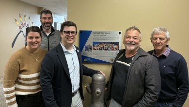 Annie Marcotte, directrice École Martel, Maxime Lesiège, directeur Aciers Régifab, Vincent Deguise, Maire, Philippe Côté, Directeur artistique, Jean-Guy Cournoyer, conseiller municipal. Crédit photo : Ville de Saint-Joseph-de-Sorel