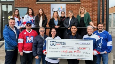 1ère rangée Martin Lajeunesse (maire suppléant de Sorel-Tracy), Luc Dionne (président de Nos Pee-Wee contre le cancer), Jean-Guy Cournoyer (maire suppléant de Saint-Joseph-de-Sorel), Nadine Désy (CAB Contrecoeur), Ando Andrianady (Directeur général du CAB du Bas-Richelieu, Julie Allard (CAB du Bas-Richelieu) et Guillaume Gouin (Vice-président de Nos Pee-Wee contre le cancer) 2e rangée Audrey-Ann Gélinas (Dowie design), Nancy Perron (membre du comité organisateur) , Mélanie Riché (Pincor), Mélanie Dubé (Pascan), Julie Potvin (Association du Hockey Mineur du Bas-Richelieu), Julie De Guise (Pincor) et Élizabeth Émond (Présidente du CAB du Bas-Richelieu) Absente sur la photo Valérie Thiboutot (Association du Hockey Mineur du Bas-Richelieu)