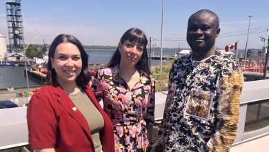 Maude Provencher, agente de développement et vitalisation du territoire, Cassiopée Benjamin, responsable du Service de Vitalité du territoire, et Sika Gautier Adomon, chargé de projet en immigration. Photo gracieuseté.