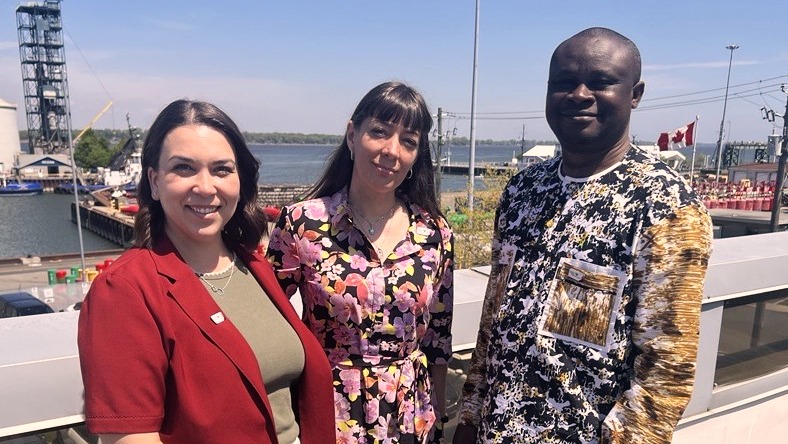Maude Provencher, agente de développement et vitalisation du territoire, Cassiopée Benjamin, responsable du Service de Vitalité du territoire, et Sika Gautier Adomon, chargé de projet en immigration. Photo gracieuseté.