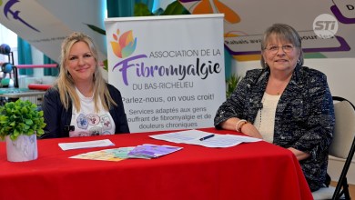 Julie Thiffault, responsable du milieu de vie et Chantal Cloutier, membre active de l’association Fibromyalgie du Bas Richelieu. Crédit photo : Sorel-Tracy Info (STI) / Philippe Manning