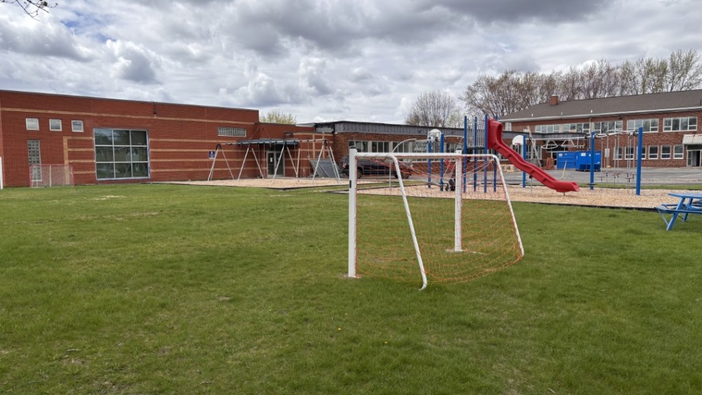 Cour de l'école Les Bateaux-Blancs nouvellement nommée