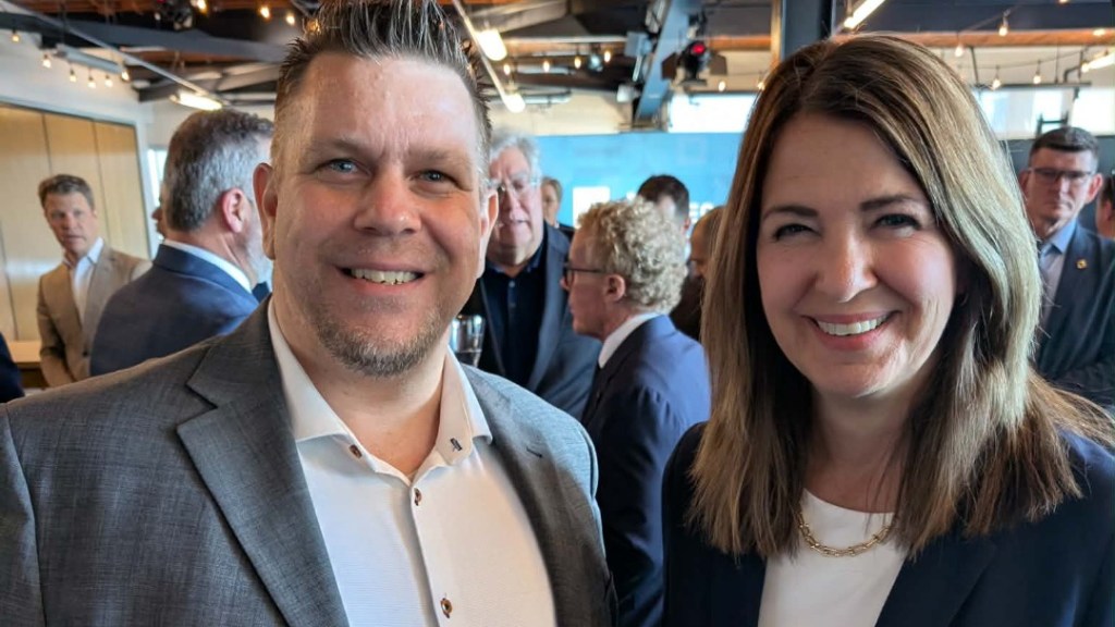 Luc Martel, directeur de la Chambre de commerce et d'industrie de Sorel-Tracy et Danielle Smith, première ministre de l'Alberta.